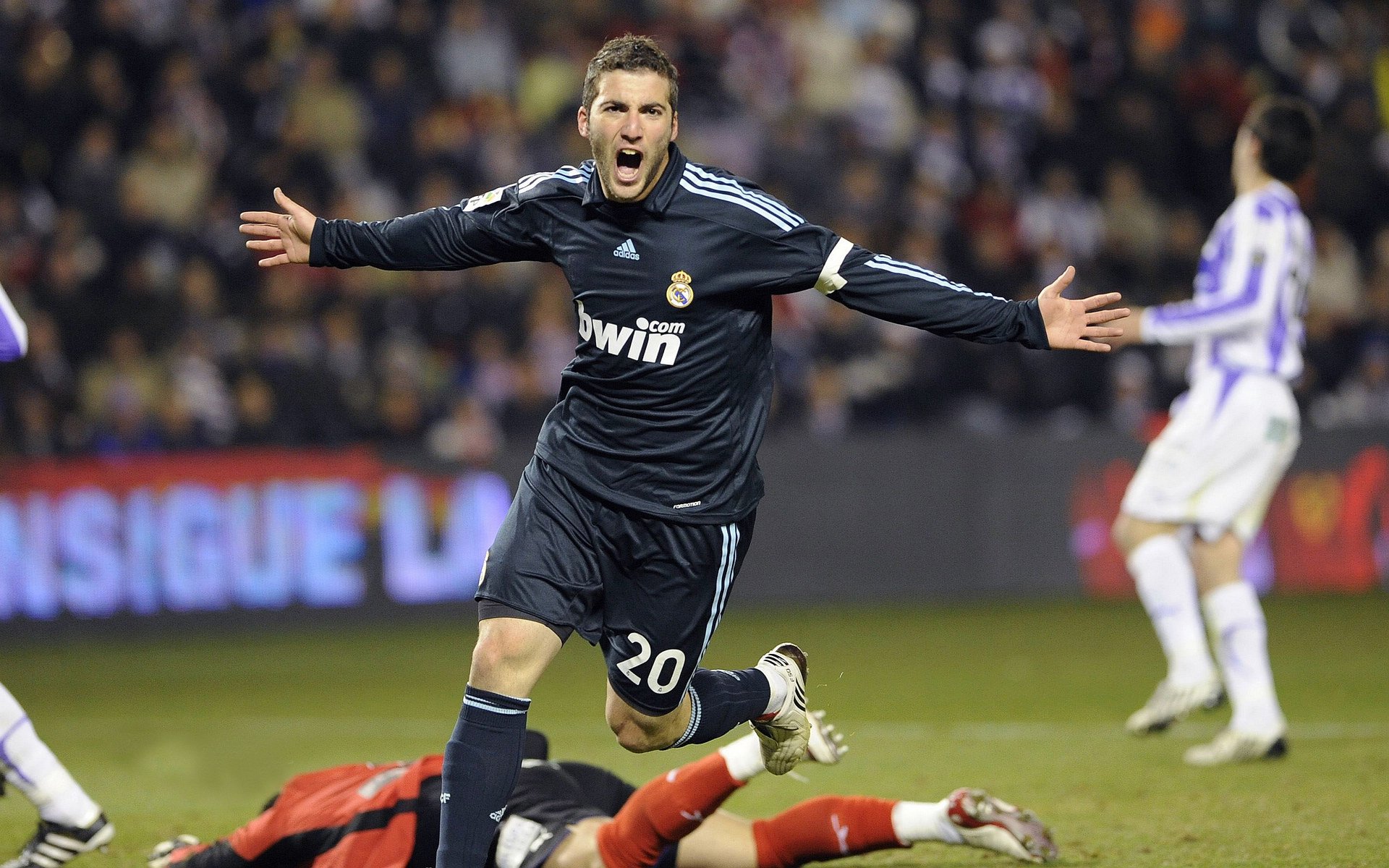 Kaiyun APP-训练营中加入跳绳平衡跑等基础动作提高身体协调性，平衡绳连续跳